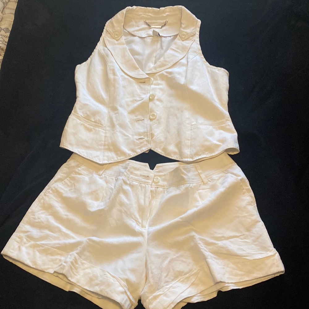 WHITE, adorable two-piece Vest and short set by White House Black Market.